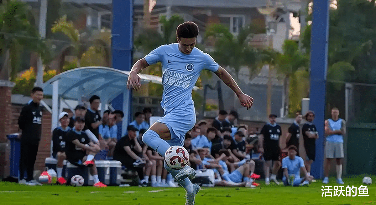 泰国队前锋再度攻破对手球门 泰国队前锋再度攻破对手球门