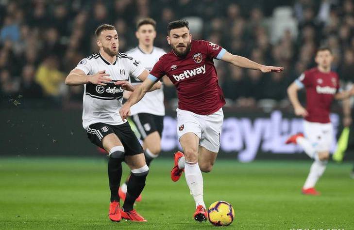 足球联赛顶尖球队交锋精彩绝伦 足球联赛顶尖球队交锋精彩绝伦