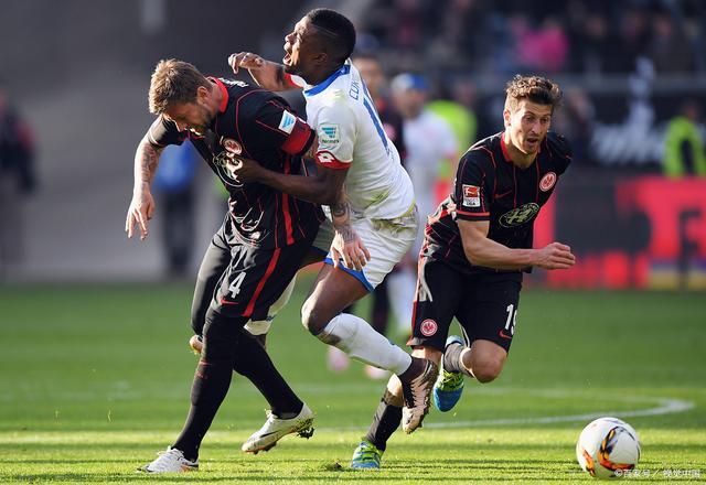 多特蒙德中场助攻破门,帮助球队轻取法兰克福 多特蒙德中场助攻破门,帮助球队轻取法兰克福