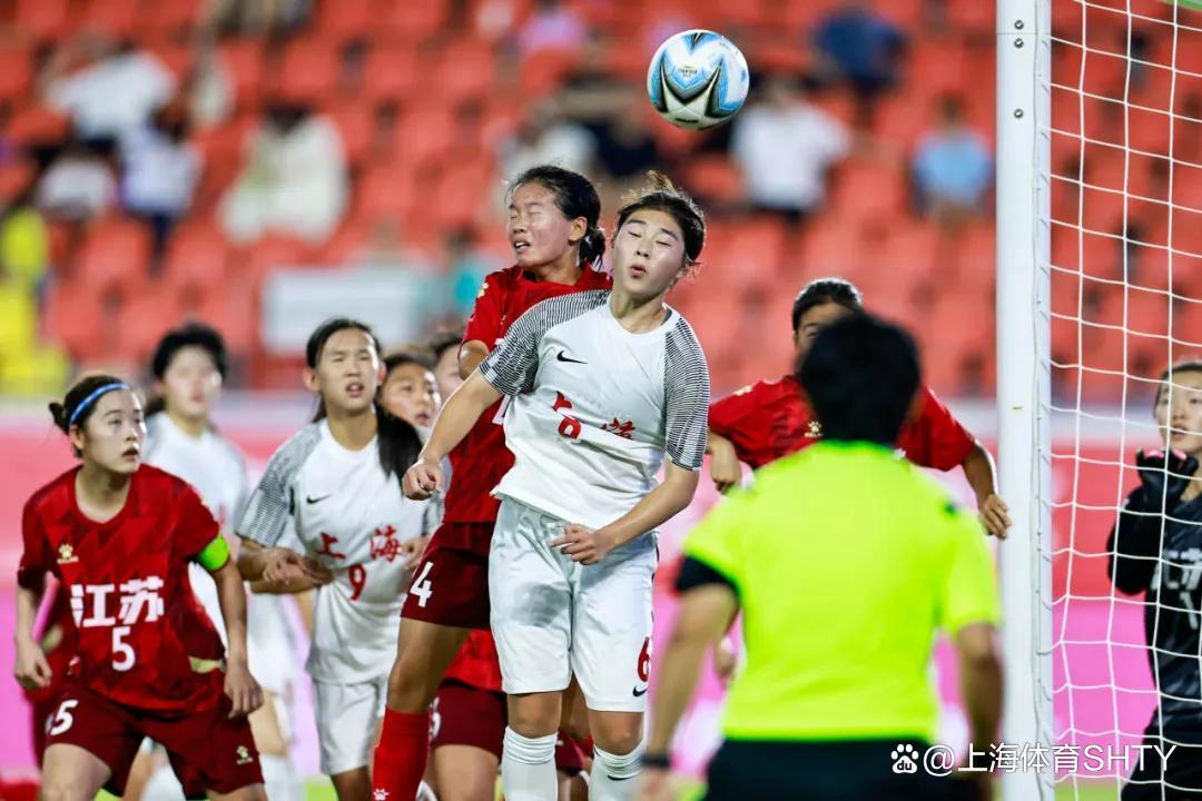 中国女足打败对手,队员团结合作取得胜利! 中国女足打败对手,队员团结合作取得胜利!
