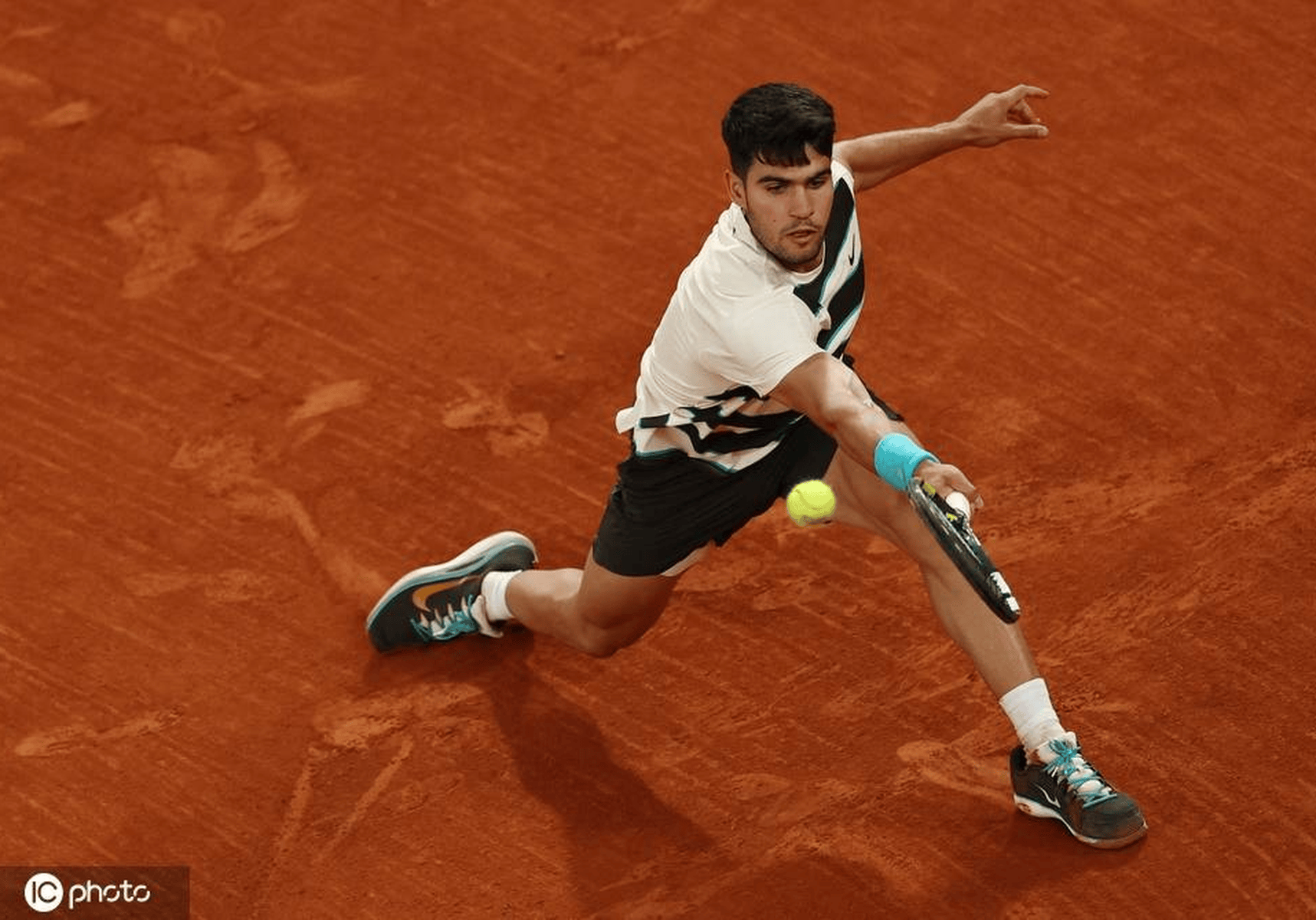 法网轻取联合杯，阿尔卡拉斯高光表现