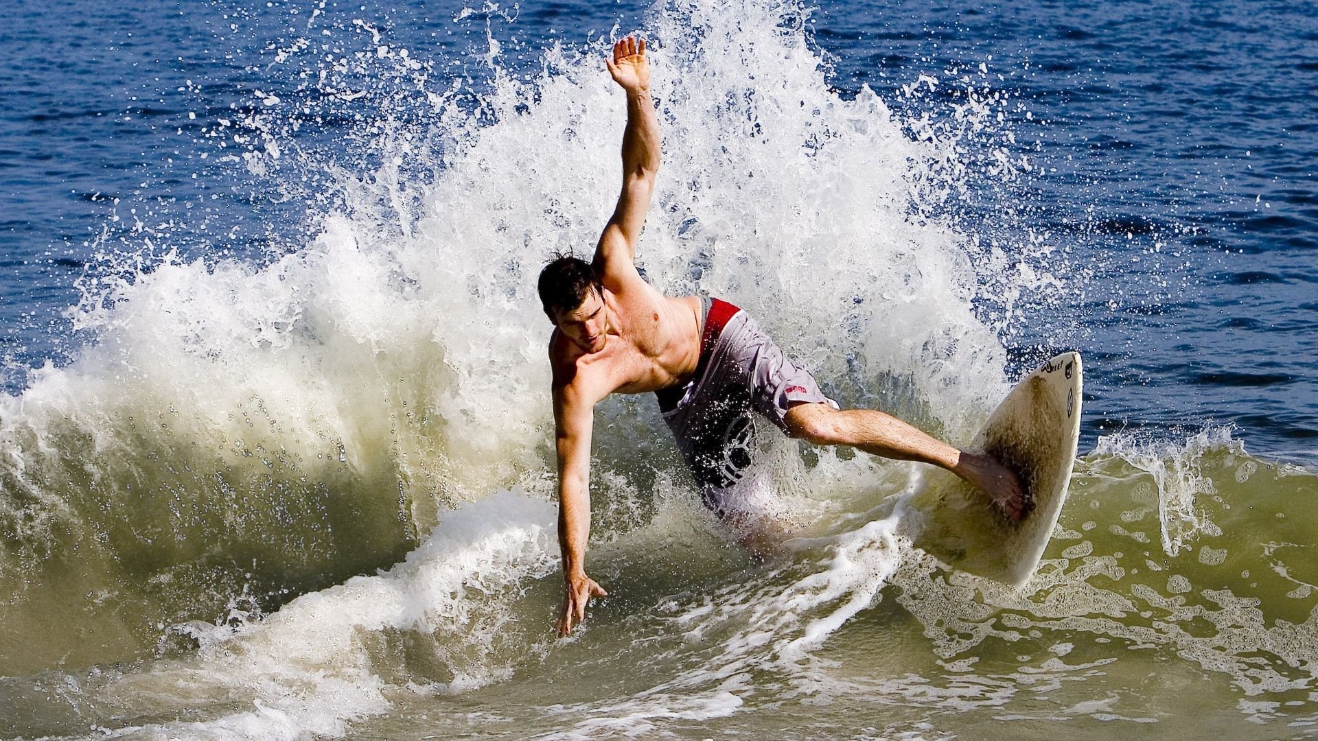 赛道逆转，拉塞尔点燃赛场，红牛二队的惊艳翻盘