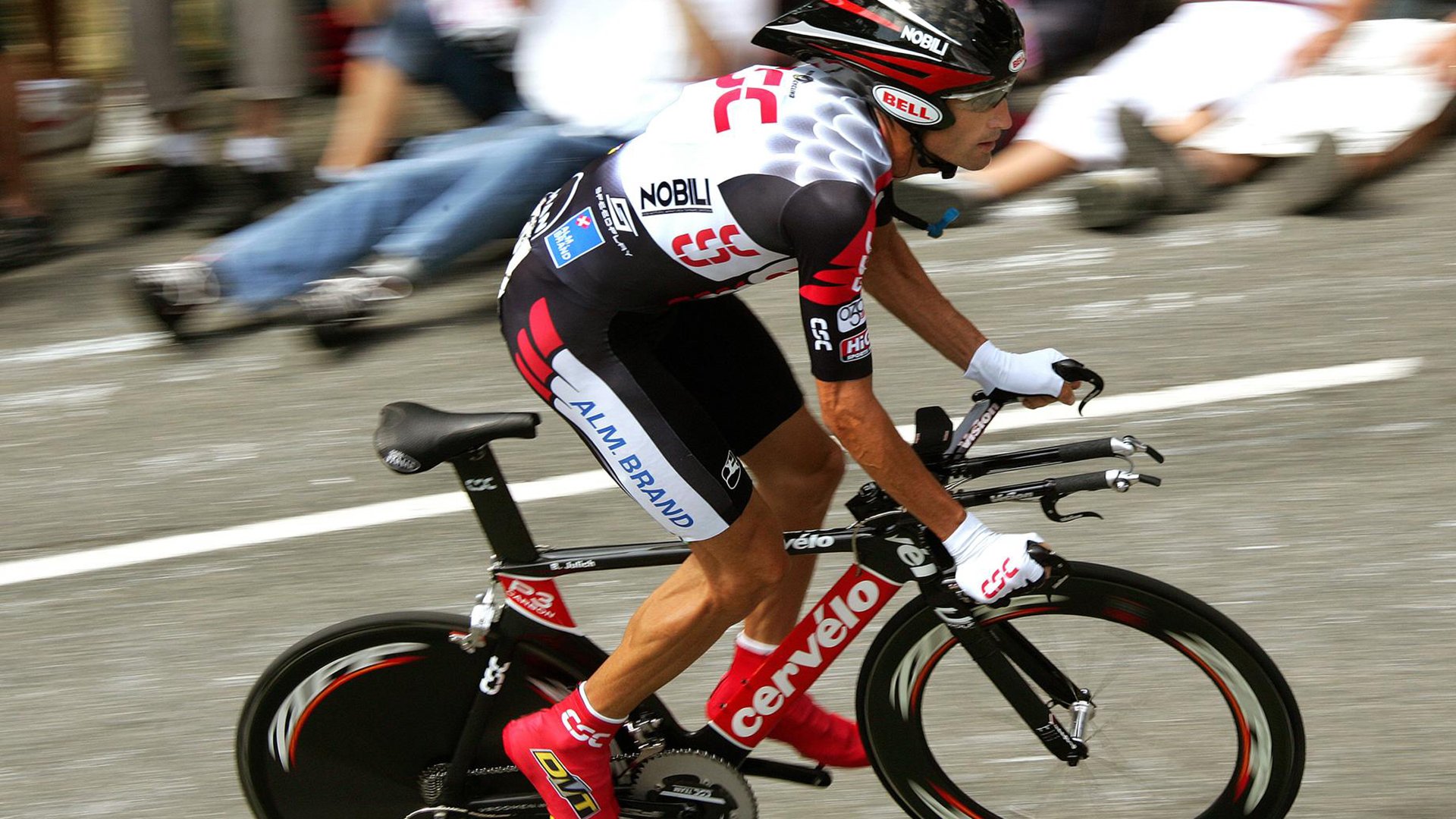 赛道上的逆袭，塞恩斯高光表现，阿斯顿马丁轻取法拉利